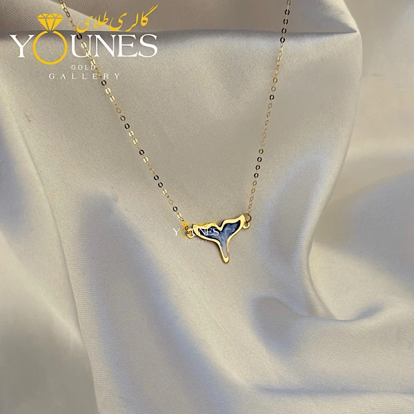 تصویر دوم گردنبند میناکاری دم وال آبی موج دار طلا